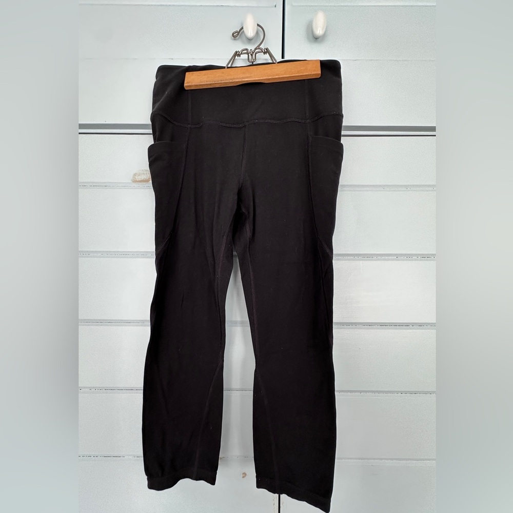 Athleta Salutation Stash Pocket Capri Leggings in Powervita - Black, size Small
